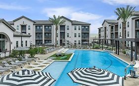 Lovely 1 Bd Apartment With Poolside View